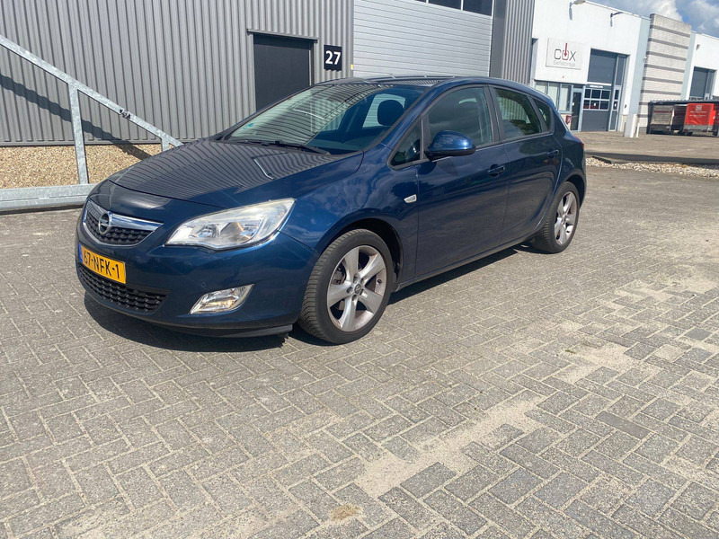 Opel Astra 1.6 - Szedán: 1 kép. Opel Astra 1.6 - Szedán: 1 kép.