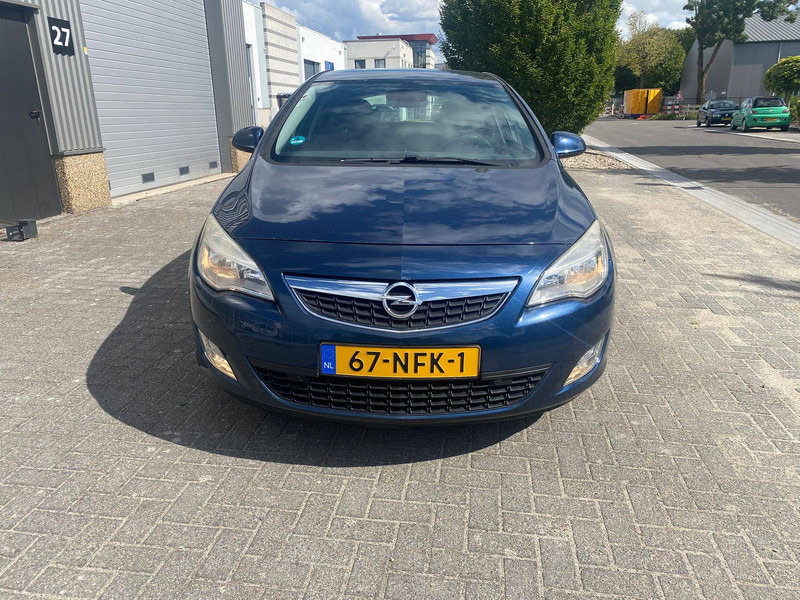 Opel Astra 1.6 - Szedán: 4 kép. Opel Astra 1.6 - Szedán: 4 kép.
