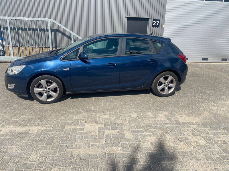 Opel Astra 1.6 - Szedán: 2 kép. Opel Astra 1.6 - Szedán: 2 kép.