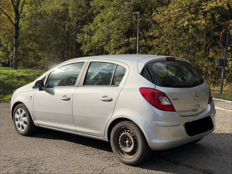 Opel Corsa 1.3 CDTI - Szedán: 2 kép. Opel Corsa 1.3 CDTI - Szedán: 2 kép.