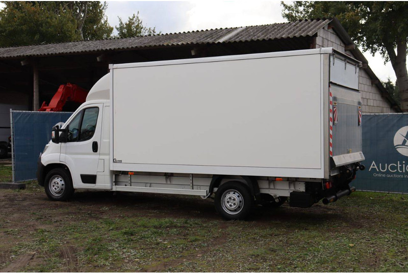 Peugeot BOXER - Dobozos felépítményű teherautó: 3 kép. Peugeot BOXER - Dobozos felépítményű teherautó: 3 kép.