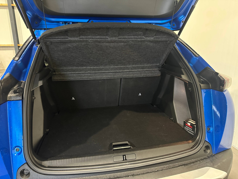 Peugeot e-2008 EV GT - Terepjáró/ SUV: 5 kép. Peugeot e-2008 EV GT - Terepjáró/ SUV: 5 kép.