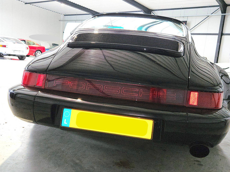 Porsche 911 (964) Coupé _ Carrera 4 (30 Jahre 911) - Szedán: 3 kép. Porsche 911 (964) Coupé _ Carrera 4 (30 Jahre 911) - Szedán: 3 kép.