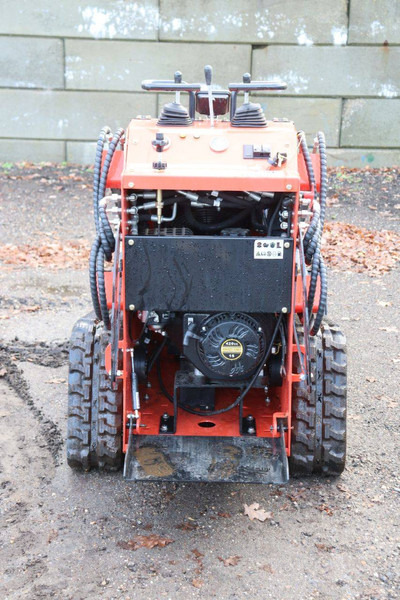 RY T360 - Lánctalpas homlokrakodó: 5 kép. RY T360 - Lánctalpas homlokrakodó: 5 kép.