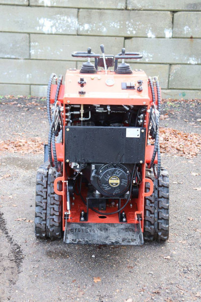 RY T360 - Lánctalpas homlokrakodó: 5 kép. RY T360 - Lánctalpas homlokrakodó: 5 kép.