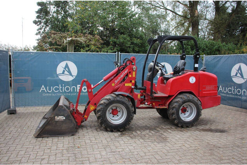 Schäffer 3350 - Gumikerekes homlokrakodó: 1 kép. Schäffer 3350 - Gumikerekes homlokrakodó: 1 kép.