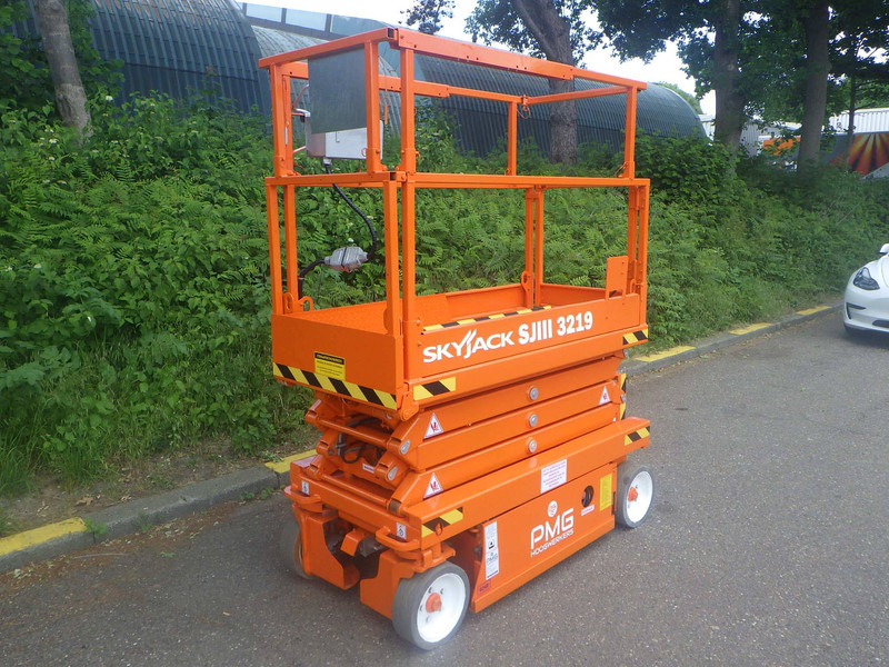 Skyjack SJ3219 - Ollós emelő: 2 kép. Skyjack SJ3219 - Ollós emelő: 2 kép.