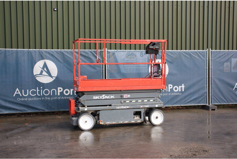 Skyjack SJ3220 - Ollós emelő: 1 kép. Skyjack SJ3220 - Ollós emelő: 1 kép.