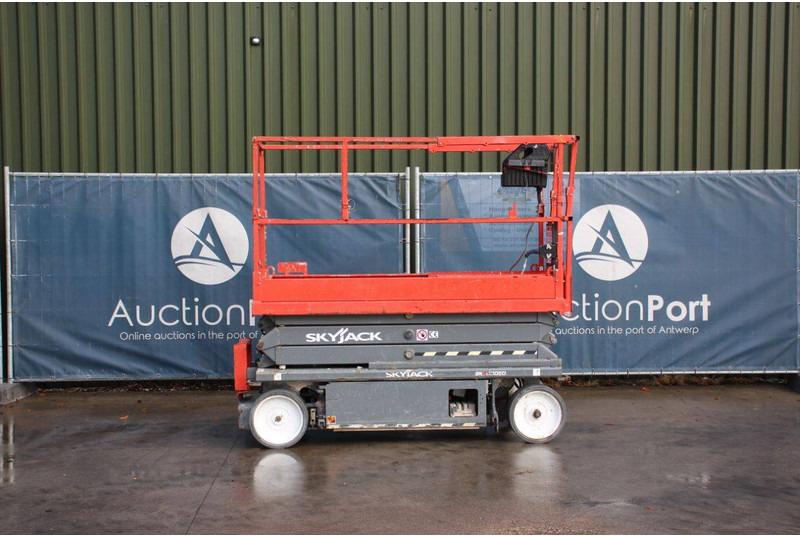 Skyjack SJ3220 - Ollós emelő: 2 kép. Skyjack SJ3220 - Ollós emelő: 2 kép.