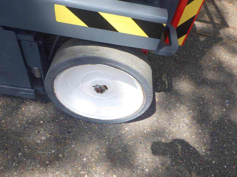 Skyjack SJ3226 - Ollós emelő: 4 kép. Skyjack SJ3226 - Ollós emelő: 4 kép.