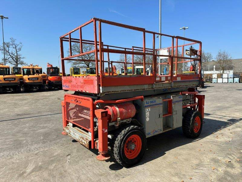 Skyjack SJ8831 - Ollós emelő: 4 kép. Skyjack SJ8831 - Ollós emelő: 4 kép.