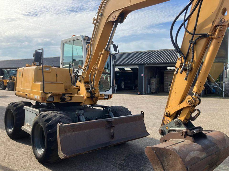 Takeuchi TB070W - Gumikerekes kotró: 3 kép. Takeuchi TB070W - Gumikerekes kotró: 3 kép.