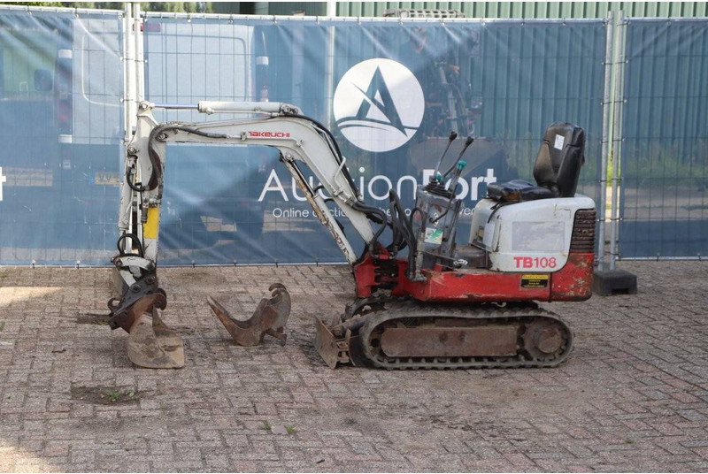 Takeuchi TB108 - Minikotró: 1 kép. Takeuchi TB108 - Minikotró: 1 kép.