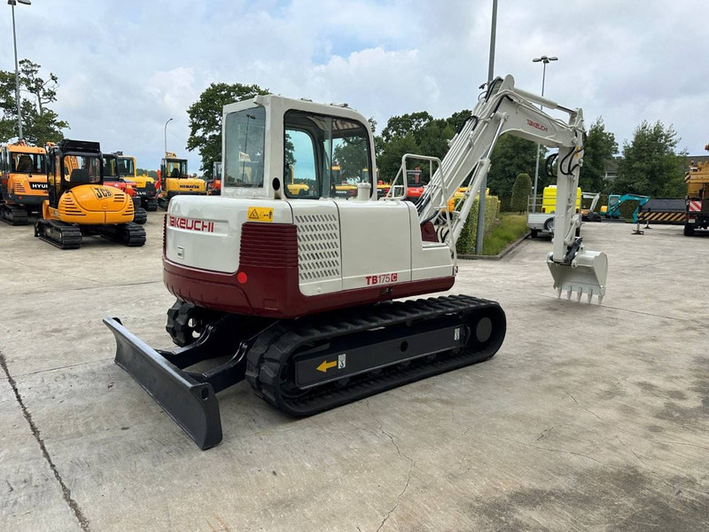 Takeuchi TB175C - Lánctalpas kotró: 4 kép. Takeuchi TB175C - Lánctalpas kotró: 4 kép.