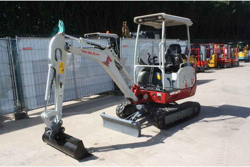 Takeuchi TB216 - Minikotró: 2 kép. Takeuchi TB216 - Minikotró: 2 kép.