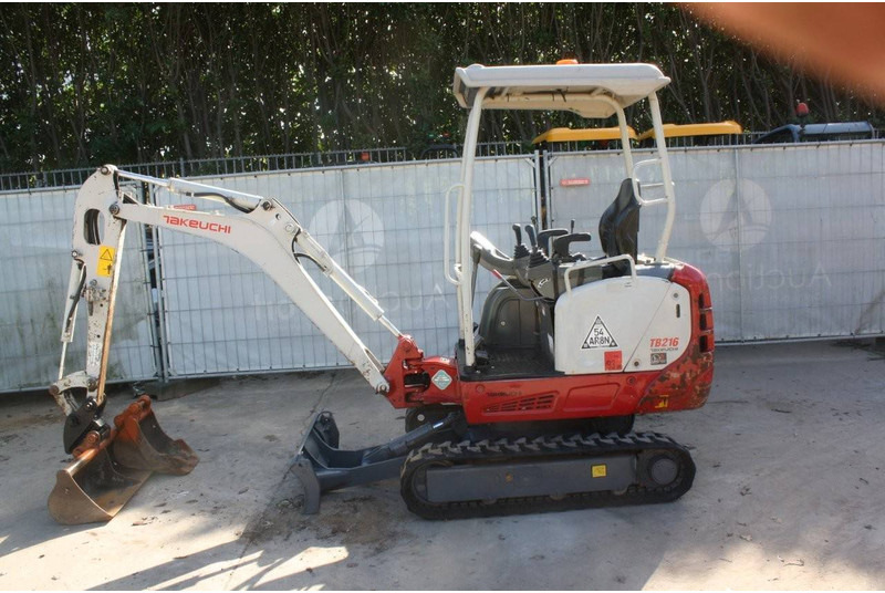 Takeuchi TB216 - Minikotró: 2 kép. Takeuchi TB216 - Minikotró: 2 kép.