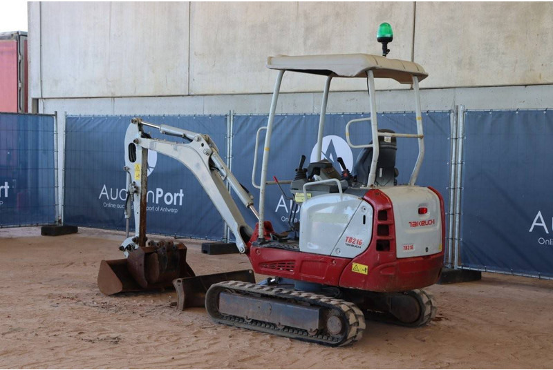 Takeuchi TB216 - Minikotró: 3 kép. Takeuchi TB216 - Minikotró: 3 kép.