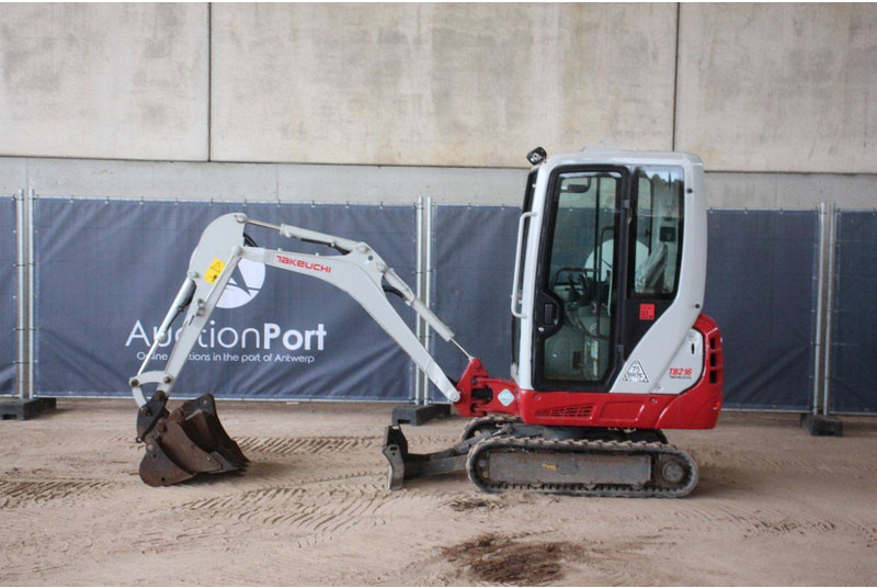 Takeuchi TB216 - Minikotró: 2 kép. Takeuchi TB216 - Minikotró: 2 kép.