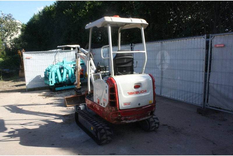 Takeuchi TB216 - Minikotró: 3 kép. Takeuchi TB216 - Minikotró: 3 kép.