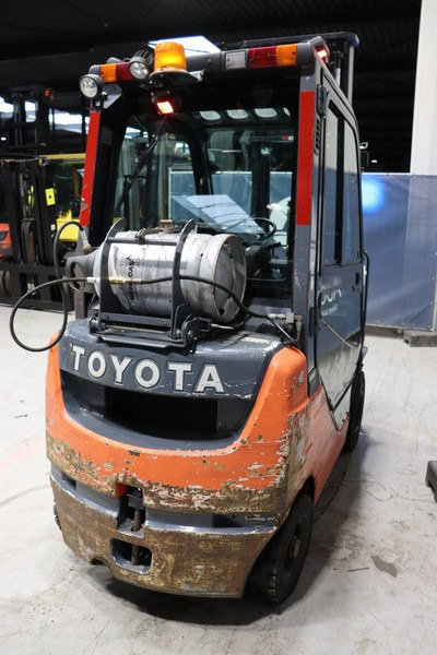 Toyota 02-8FGF18 - Gázüzemű targonca: 5 kép. Toyota 02-8FGF18 - Gázüzemű targonca: 5 kép.