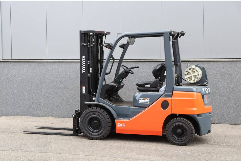 Toyota 02-8FGF25 - Gázüzemű targonca: 3 kép. Toyota 02-8FGF25 - Gázüzemű targonca: 3 kép.