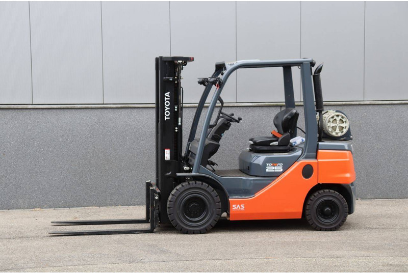 Toyota 02-8FGF25 - Gázüzemű targonca: 1 kép. Toyota 02-8FGF25 - Gázüzemű targonca: 1 kép.