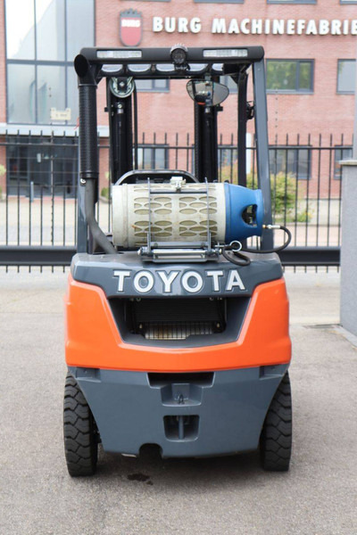 Toyota 02-8FGF25 - Gázüzemű targonca: 5 kép. Toyota 02-8FGF25 - Gázüzemű targonca: 5 kép.