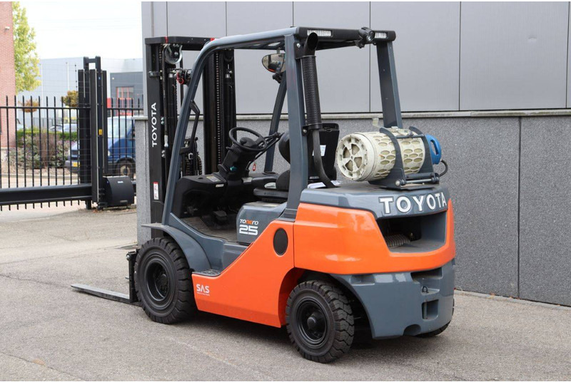 Toyota 02-8FGF25 - Gázüzemű targonca: 4 kép. Toyota 02-8FGF25 - Gázüzemű targonca: 4 kép.