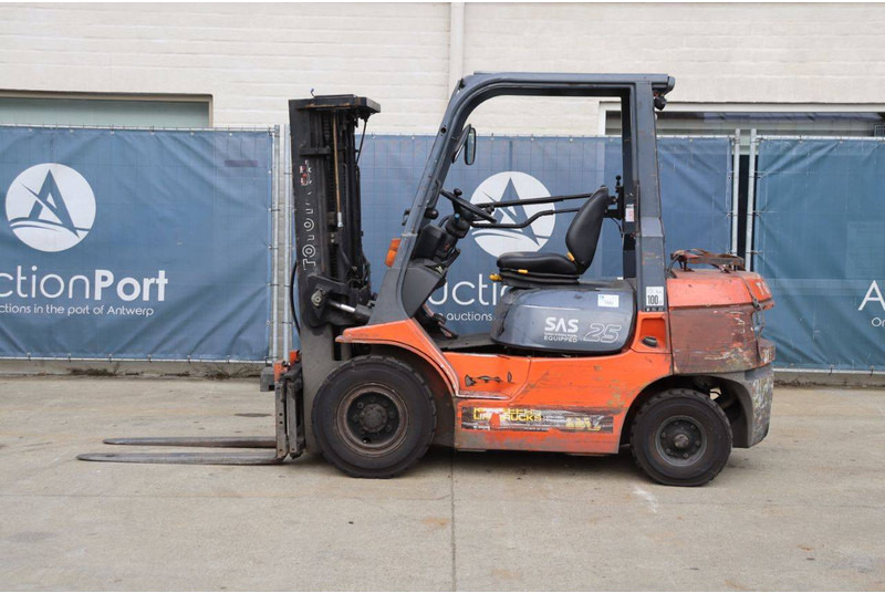Toyota 42-7FGF25 - Gázüzemű targonca: 2 kép. Toyota 42-7FGF25 - Gázüzemű targonca: 2 kép.