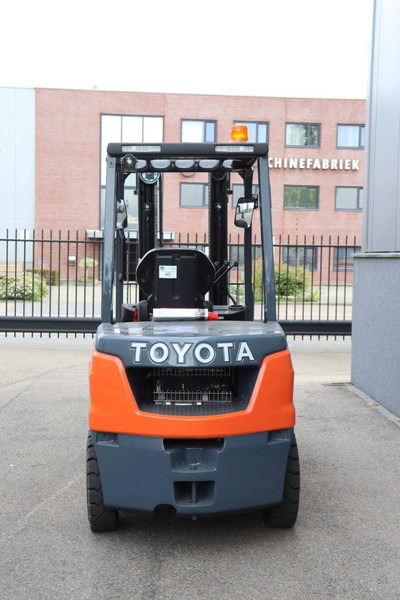 Toyota 52-8FDF30 - Dízel targonca: 3 kép. Toyota 52-8FDF30 - Dízel targonca: 3 kép.