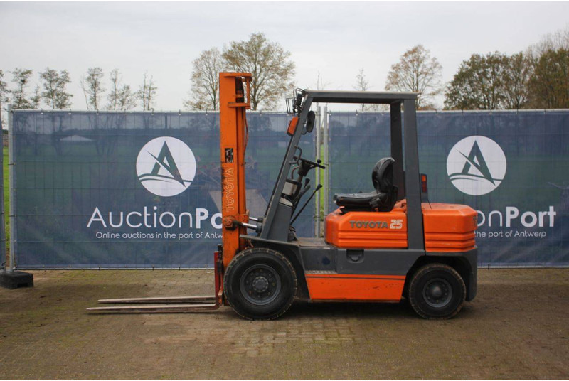 Toyota 5FG25 - Villás targonca: 2 kép. Toyota 5FG25 - Villás targonca: 2 kép.