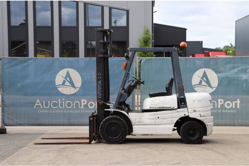 Toyota 62-6FDF30 - Dízel targonca: 2 kép. Toyota 62-6FDF30 - Dízel targonca: 2 kép.