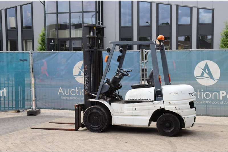 Toyota 62-6FDF30 - Dízel targonca: 3 kép. Toyota 62-6FDF30 - Dízel targonca: 3 kép.