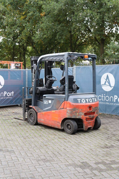 Toyota 8FBMT30 - Elektromos targonca: 4 kép. Toyota 8FBMT30 - Elektromos targonca: 4 kép.