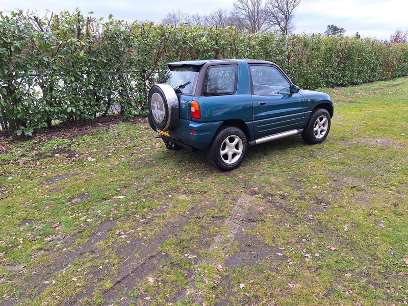 Toyota RAV4 - Szedán: 5 kép. Toyota RAV4 - Szedán: 5 kép.