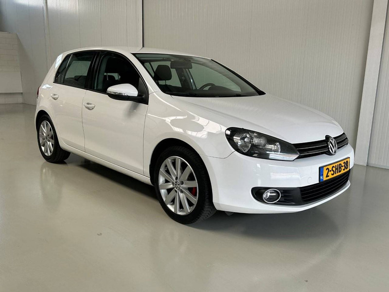 Volkswagen GOLF 1.6 TDI HIGHLINE - Szedán: 2 kép. Volkswagen GOLF 1.6 TDI HIGHLINE - Szedán: 2 kép.