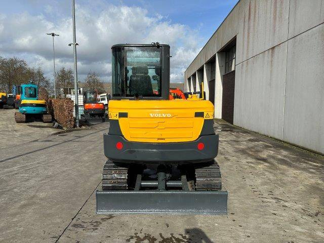 Volvo EC60C - Lánctalpas kotró: 5 kép. Volvo EC60C - Lánctalpas kotró: 5 kép.