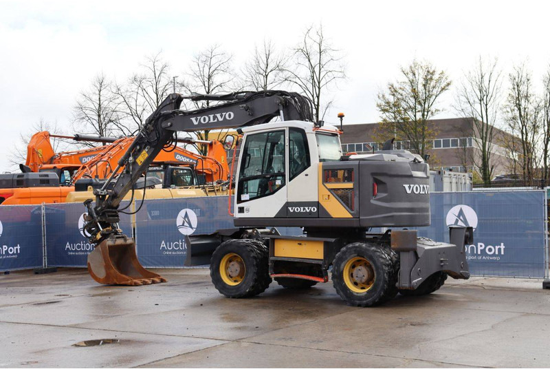 Volvo EWR150E - Gumikerekes kotró: 3 kép. Volvo EWR150E - Gumikerekes kotró: 3 kép.