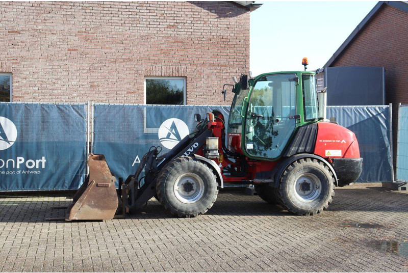 Volvo L25B-P - Gumikerekes homlokrakodó: 1 kép. Volvo L25B-P - Gumikerekes homlokrakodó: 1 kép.