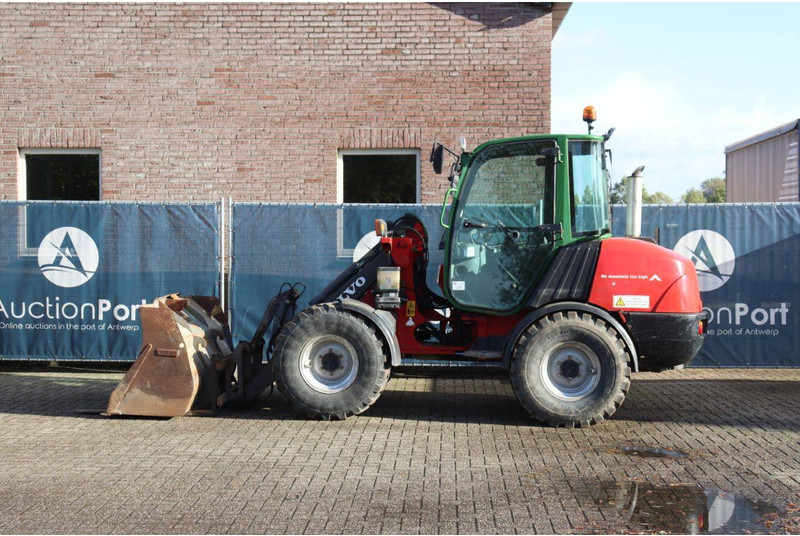 Volvo L25B-P - Gumikerekes homlokrakodó: 2 kép. Volvo L25B-P - Gumikerekes homlokrakodó: 2 kép.