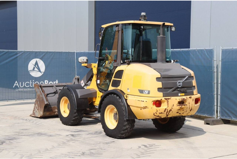 Volvo L25F - Gumikerekes homlokrakodó: 4 kép. Volvo L25F - Gumikerekes homlokrakodó: 4 kép.