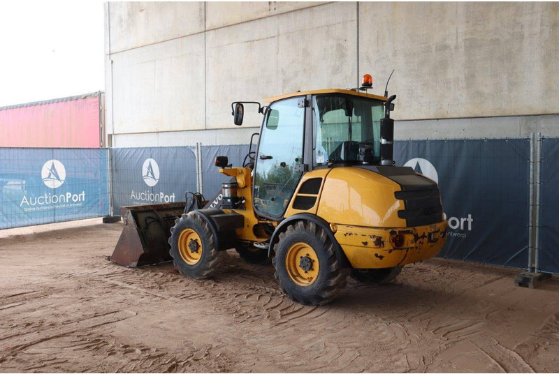 Volvo L25F-P - Gumikerekes homlokrakodó: 3 kép. Volvo L25F-P - Gumikerekes homlokrakodó: 3 kép.