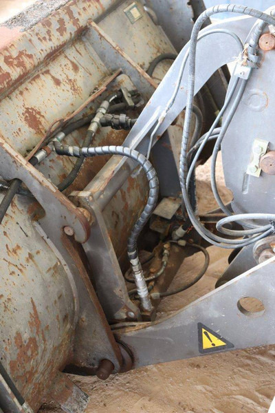 Gumikerekes homlokrakodó Volvo L25F-P: 11 kép.