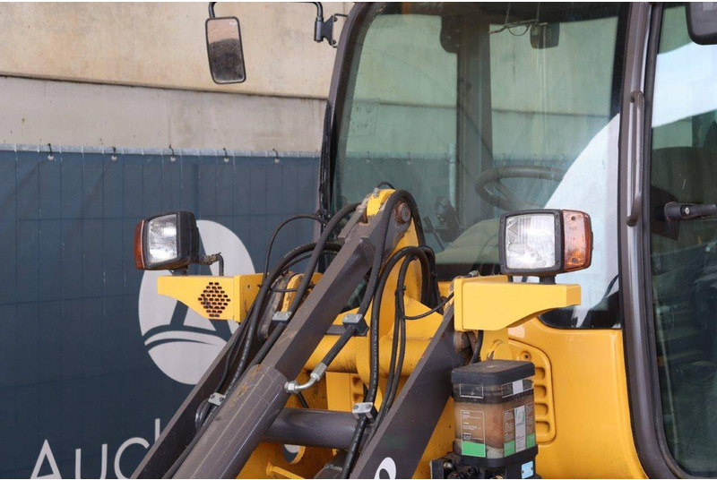 Gumikerekes homlokrakodó Volvo L25F-P: 10 kép.