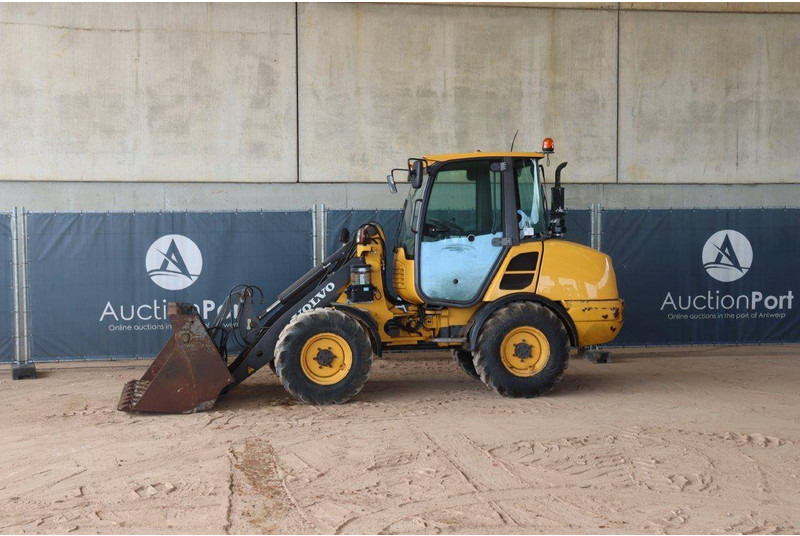 Volvo L25F-P - Gumikerekes homlokrakodó: 1 kép. Volvo L25F-P - Gumikerekes homlokrakodó: 1 kép.