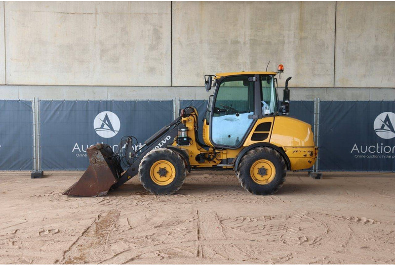 Volvo L25F-P - Gumikerekes homlokrakodó: 2 kép. Volvo L25F-P - Gumikerekes homlokrakodó: 2 kép.