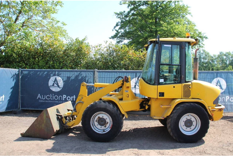 Volvo L30B-Z/X - Gumikerekes homlokrakodó: 2 kép. Volvo L30B-Z/X - Gumikerekes homlokrakodó: 2 kép.