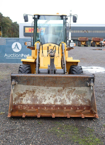 Gumikerekes homlokrakodó Volvo L30G: 8 kép.