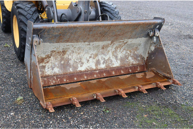 Gumikerekes homlokrakodó Volvo L30G: 11 kép.