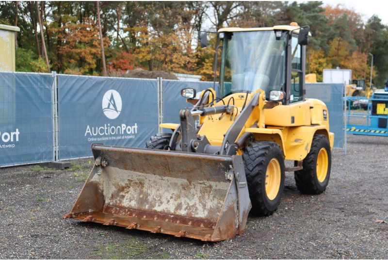 Gumikerekes homlokrakodó Volvo L30G: 9 kép.